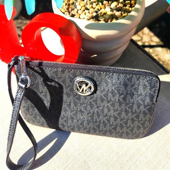 Michael Kors Handbags - Michael Kors Black Signature Wristlet EUC